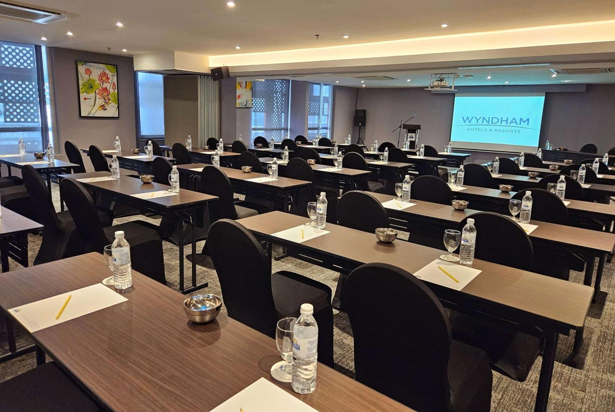 Days Hotel & Suites By Wyndham Kl - Chan Sow Lin Mrt Or Lrt Kuala Lumpur Exterior foto